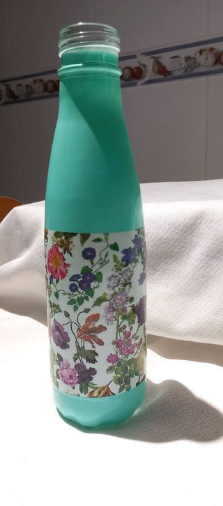 Botella de vidrio decorada