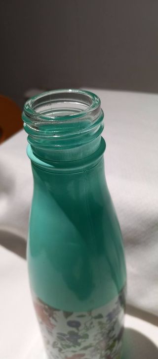 Botella de vidrio decorada