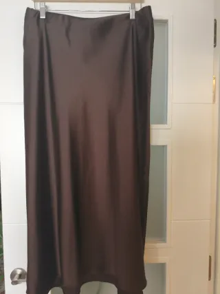 Falda Zara satinada marrón. Esta en tienda.