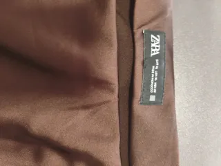 Falda Zara satinada marrón. Esta en tienda.