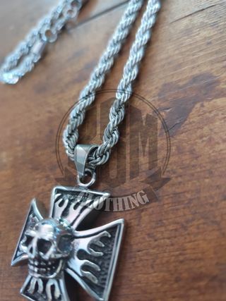 Collana con ciondolo teschio e fiamme