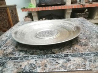 Prato grande antigo em metal decorado ,ler anuncio