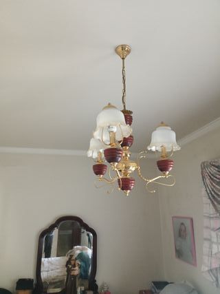 Candeeiro de teto dourado e castanho