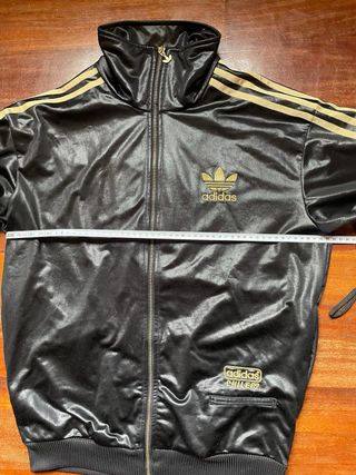 Chaqueta Adidas Chile 62 Negra y Dorada