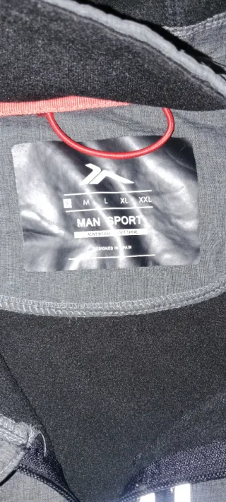 Chaqueta deportiva hombre gris y negra