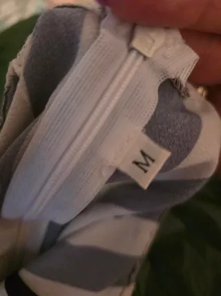 Mono a rayas blanco y negro