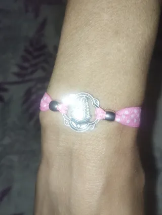 Pulsera hecha a mano con detalle plateado