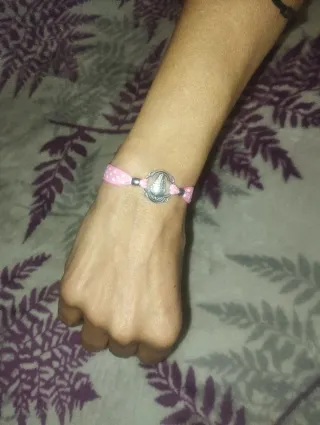 Pulsera hecha a mano con detalle plateado