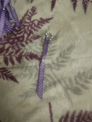 Pulsera hecha a mano con detalle plateado