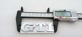 EMBLEMA LOGO TRASERO VOLKSWAGEN GTI PLATA
