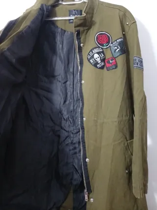 Chaqueta verde militar con parches