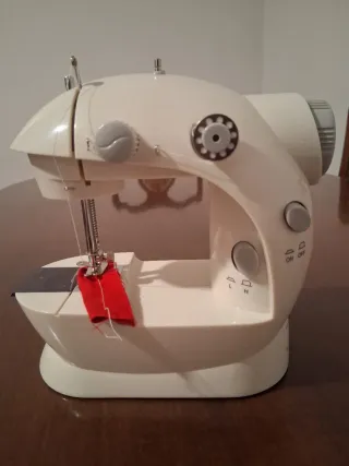 Mini Máquina de Coser Blanca