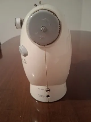 Mini Máquina de Coser Blanca