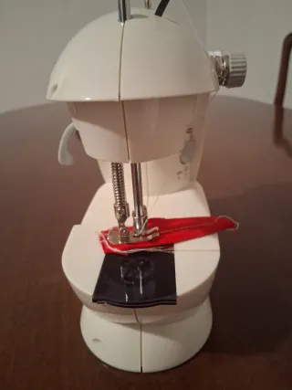 Mini Máquina de Coser Blanca