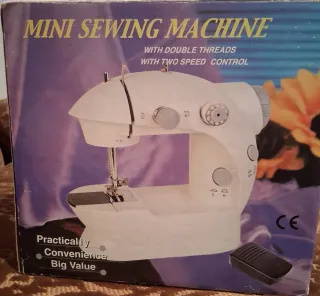 Mini Máquina de Coser Blanca