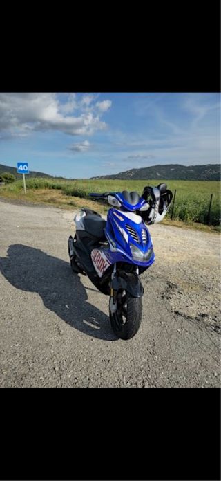 Yamaha Aerox Azul y Blanco