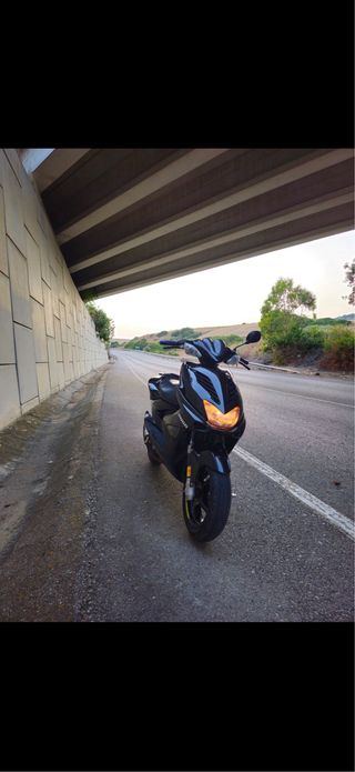 Yamaha Aerox Azul y Blanco