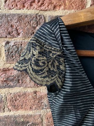 Vestido Vivienne Westwood listrado dourado