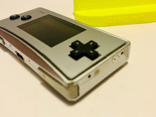 Nintendo GAME BOY MICRO con cargador y soporte