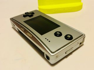 Nintendo GAME BOY MICRO con cargador y soporte