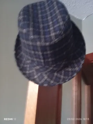 Sombrero de cuadros azul y gris
