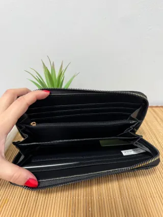 Cartera de mano negra con detalle tejido