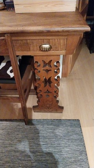 Escritorio de madera maziza con cajón.