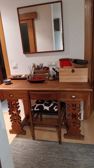 Escritorio de madera maziza con cajón.