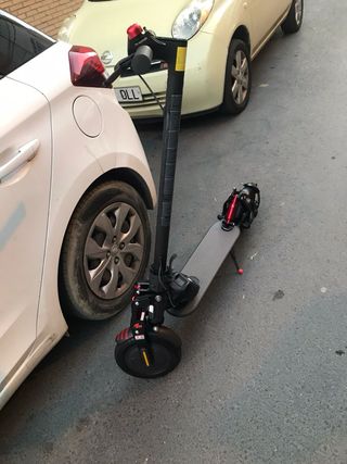 Patinete Eléctrico Negro y Rojo