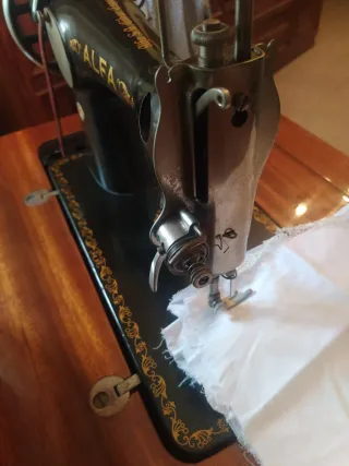 Máquina de coser Alfa antigua