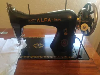 Máquina de coser Alfa antigua