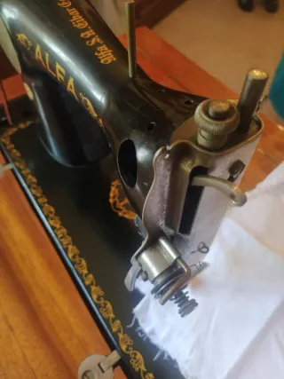 Máquina de coser Alfa antigua