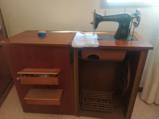 Máquina de coser Alfa antigua
