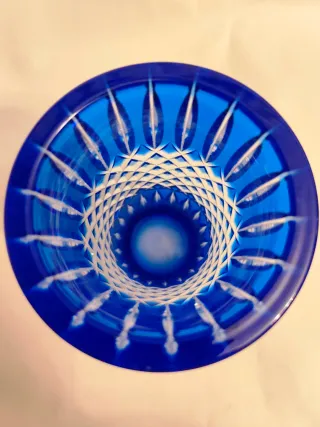 Jarrón de cristal azul tallado