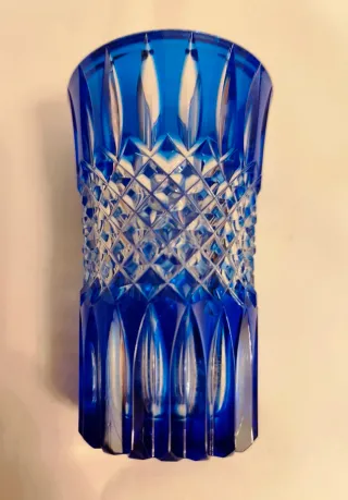 Jarrón de cristal azul tallado