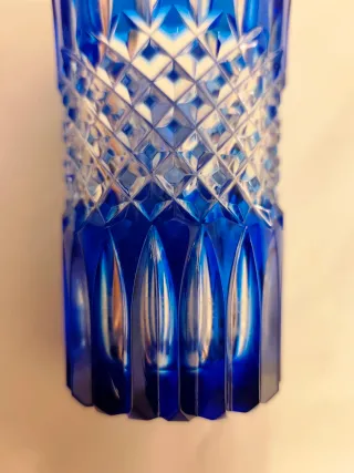 Jarrón de cristal azul tallado