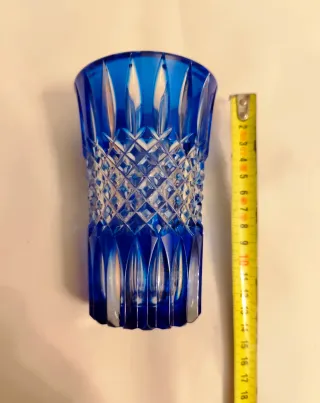 Jarrón de cristal azul tallado