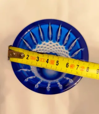 Jarrón de cristal azul tallado