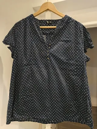 Camisa azul con lunares blancos