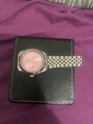 Reloj Seiko Rosa y Plateado números árabes