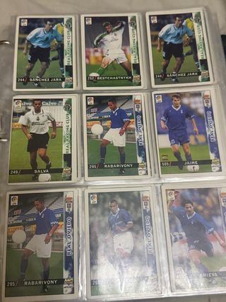 Álbum de cromos con colecciones clásicas de fútbol