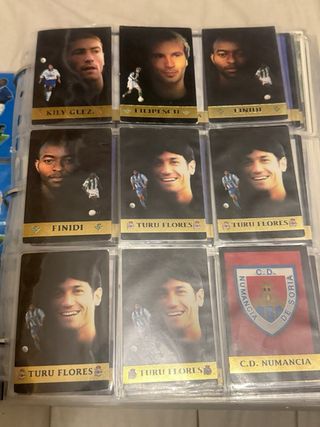 Álbum de cromos con colecciones clásicas de fútbol