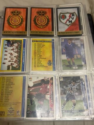 Álbum de cromos con colecciones clásicas de fútbol