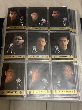Álbum de cromos con colecciones clásicas de fútbol