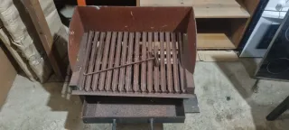 Barbacoa de metal negra y marrón