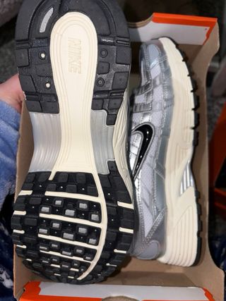 Nike P-6000 Plata y Blanco