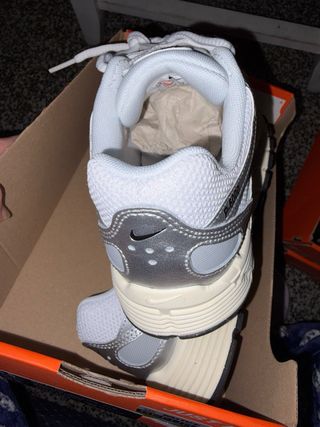 Nike P-6000 Plata y Blanco