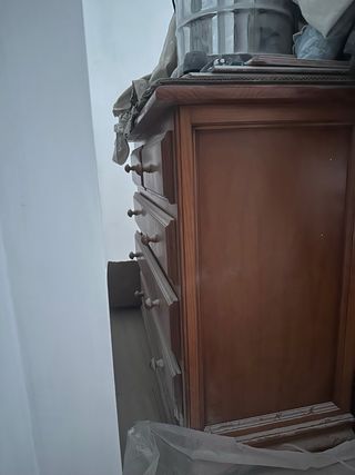 Mesita de noche y cómoda