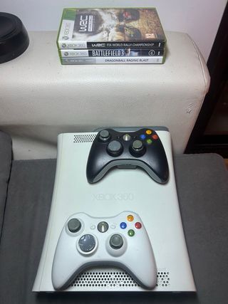 Xbox 360 con 2 mandos y 3 juegos