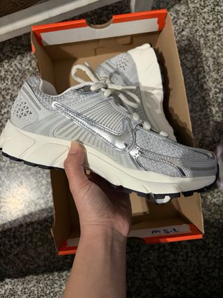 Nike Vomero 5 Gris y Plateado